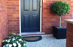 emerald-topiary-impatiens-hedge-entry-rentagarden